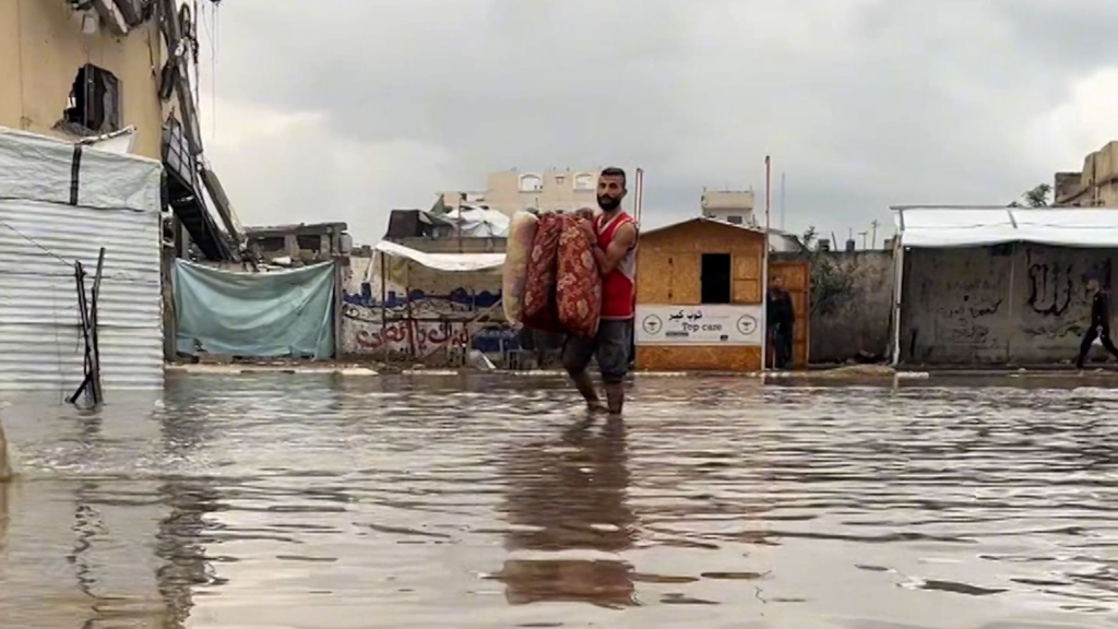 Tormenta invernal despierta una crisis inmanejable en Gaza: Campamentos inundados, tiendas desmoronadas y una bebe muere por hipotermia