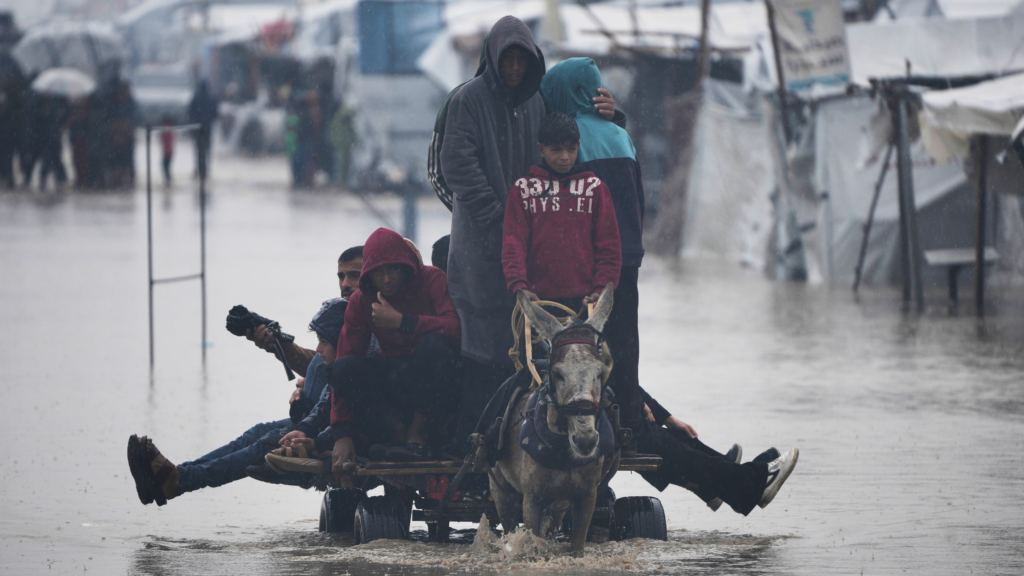 Tormenta invernal despierta una crisis inmanejable en Gaza: Campamentos inundados, tiendas desmoronadas y una bebe muere por hipotermia