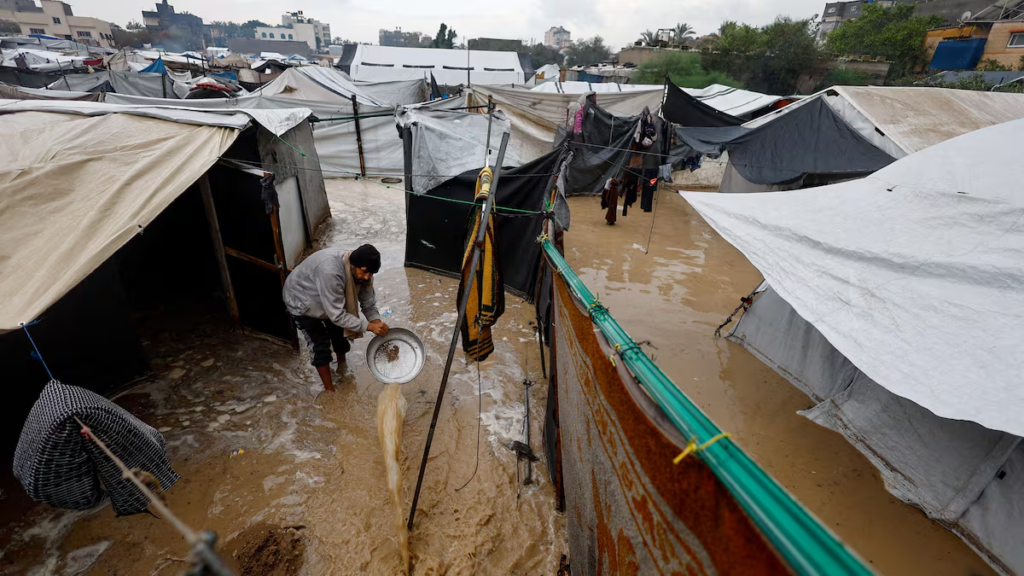 Tormenta invernal despierta una crisis inmanejable en Gaza: Campamentos inundados, tiendas desmoronadas y una bebe muere por hipotermia
