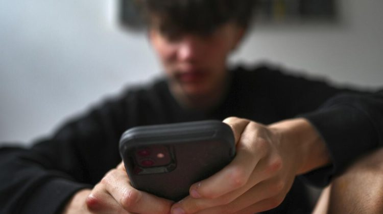 Australia impone la primera prohibición mundial de redes sociales para menores de 16 años